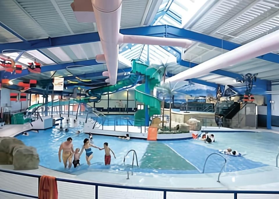 Restaurant/places to eat, Shopping Area, Swimming pool