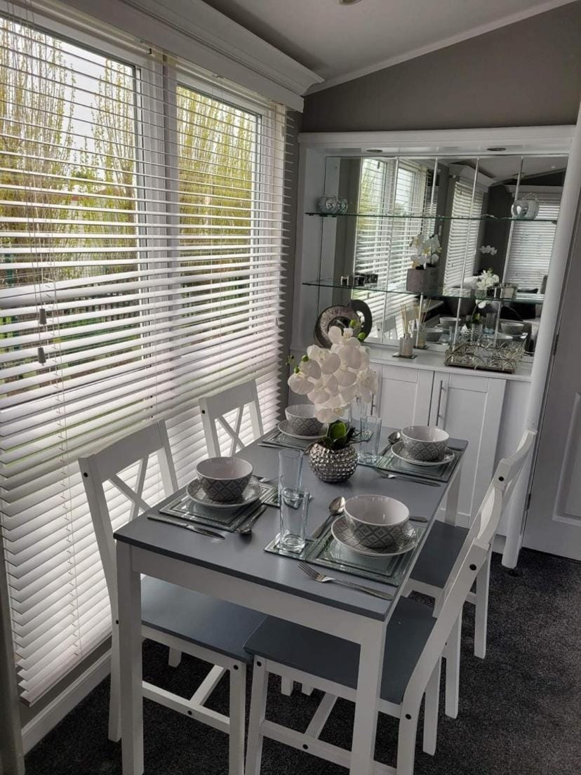 Palm Grove 28 - Golden Palm - Central heating, pet friendly, WiFi, bed linen - Meadow Lakes Caravan & Lodge Hire Apartment in Chapel Saint Leonards