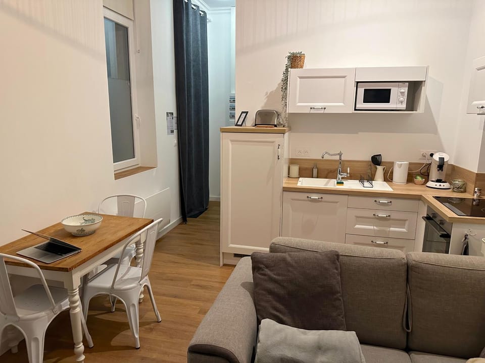 Coffee/tea facilities, Kitchen or kitchenette, Living room, Seating area, Dining area, minibar, pet friendly, stove, toaster