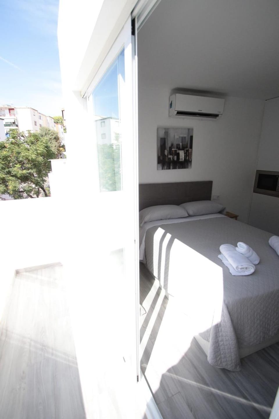 Property building, Bed, Day, View (from property/room), Balcony/Terrace, Living room, Photo of the whole room, Seating area, Bedroom, Street view, Street view, Quiet street view, air conditioner