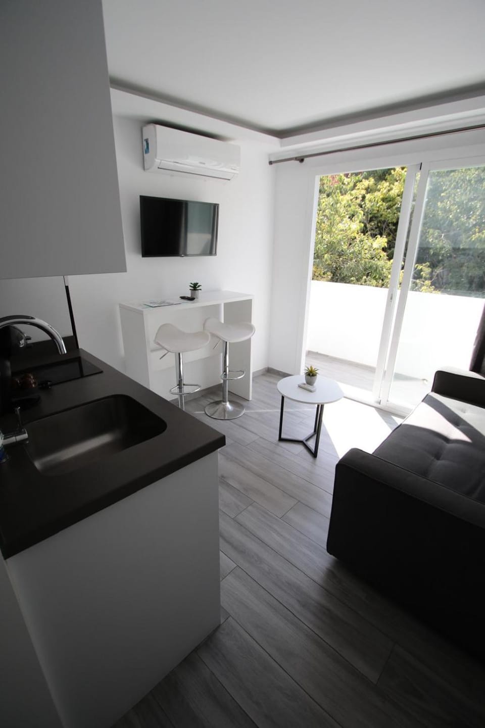 Property building, Communal lounge/ TV room, TV and multimedia, Balcony/Terrace, Kitchen or kitchenette, Living room, Seating area, Evening entertainment, Street view