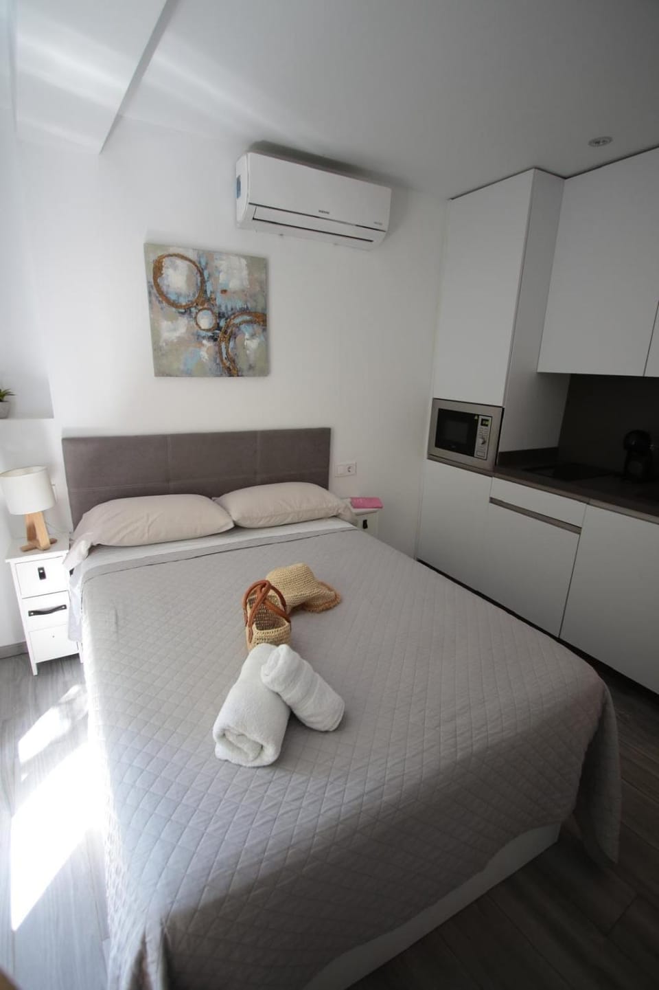 Bed, TV and multimedia, Coffee/tea facilities, microwave, kitchen, air conditioner