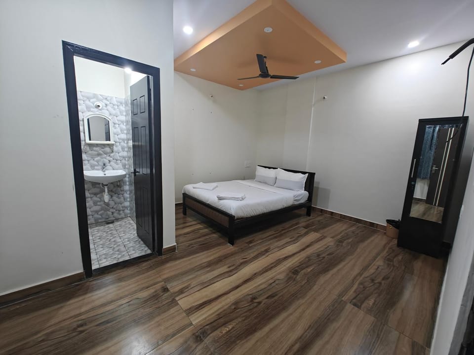 Bed, Bathroom, Photo of the whole room, Bedroom, towels
