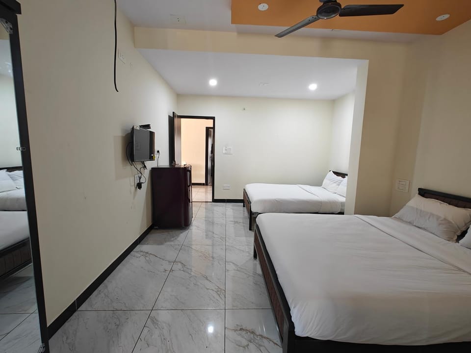 Bed, TV and multimedia, Bedroom, fireplace