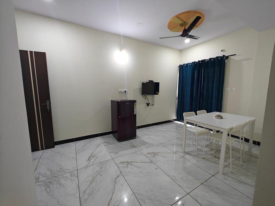 TV and multimedia, Living room, Seating area, Dining area, fireplace