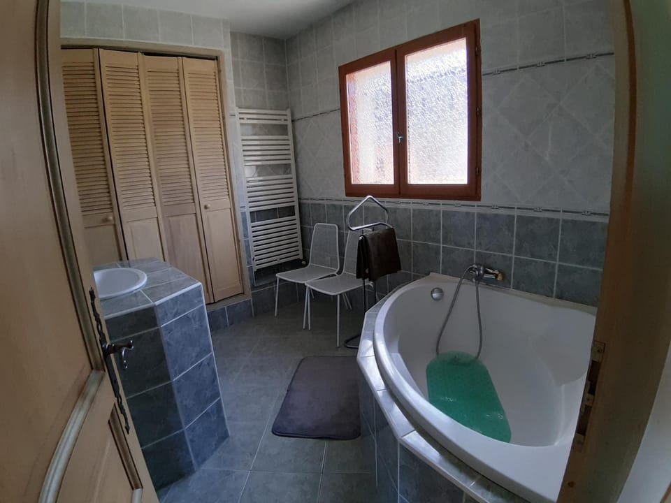 Bathroom, Bath, towels