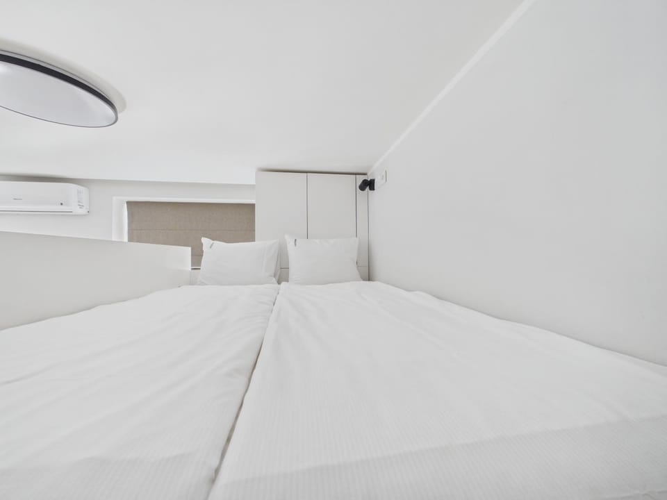 Bed, Bedroom, air conditioner