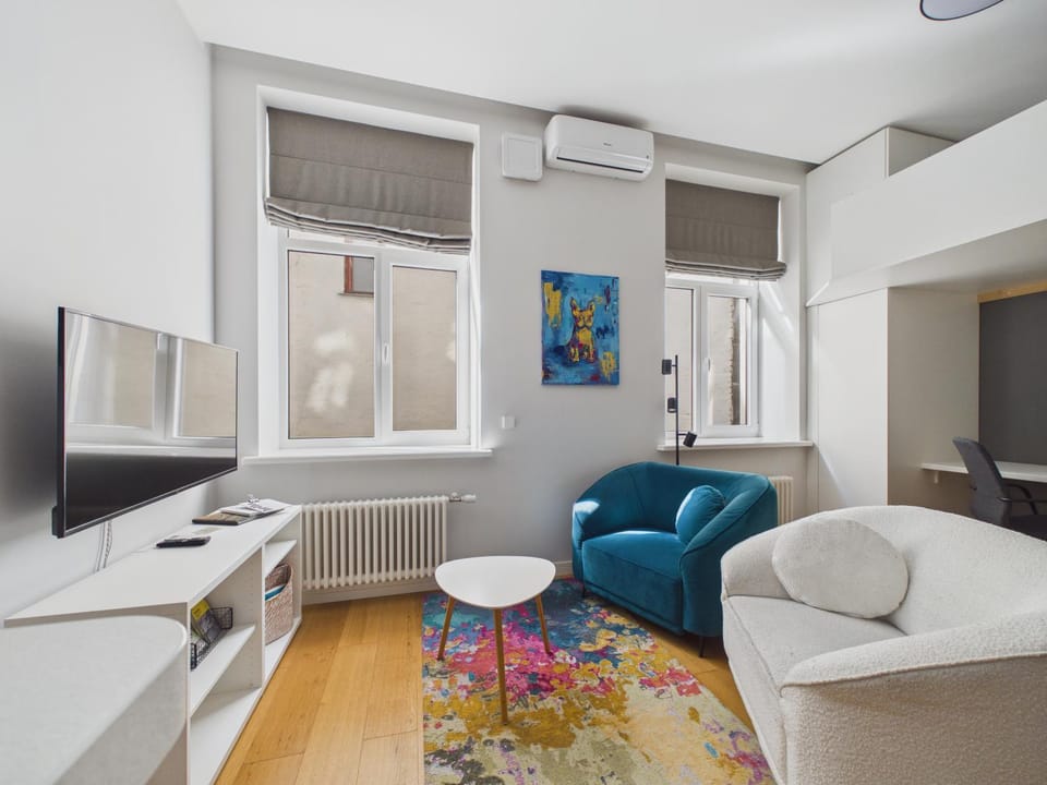 TV and multimedia, Living room, Seating area, internet, air conditioner