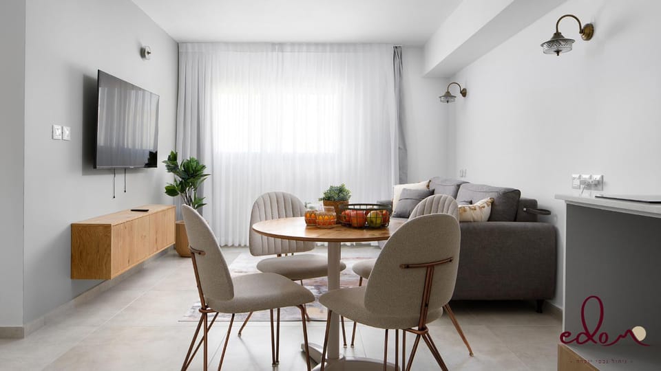 TV and multimedia, Living room, Seating area, Dining area