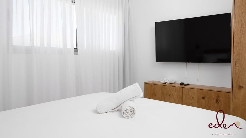 Bed, TV and multimedia, Bedroom, towels