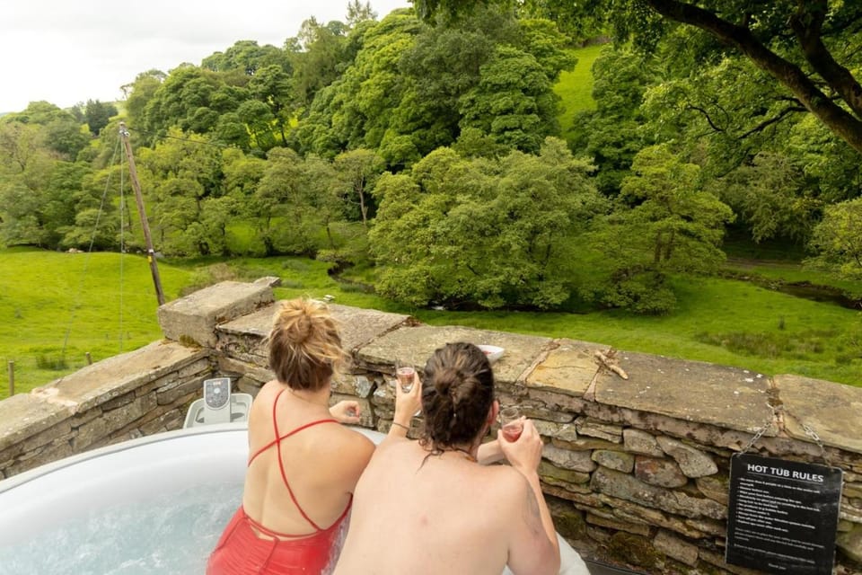 Nearby landmark, Spring, Day, People, Natural landscape, Hot Tub, group of guests