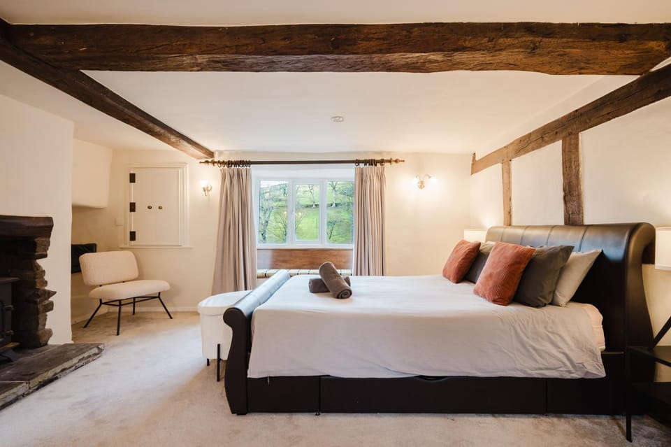 Bed, Seating area, Bedroom