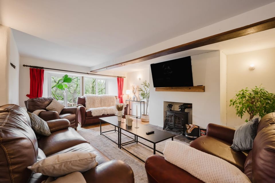 Communal lounge/ TV room, TV and multimedia, Living room, Seating area, Evening entertainment