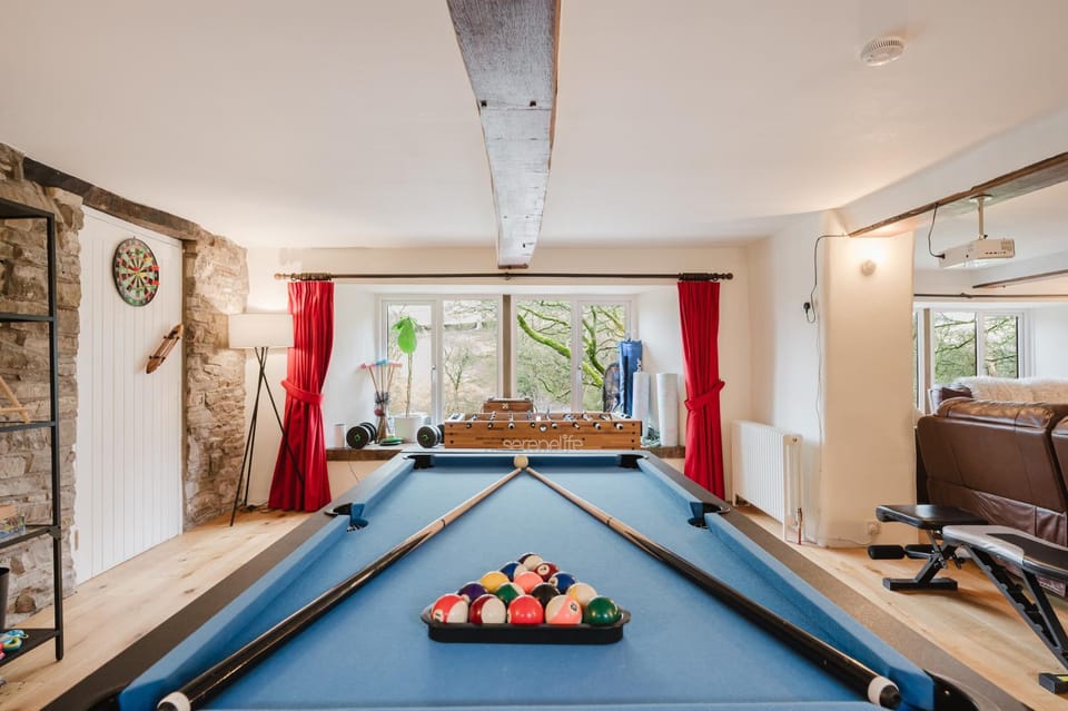 Winter, Summer, Billiard, Game Room, Living room, Seating area, Entertainment