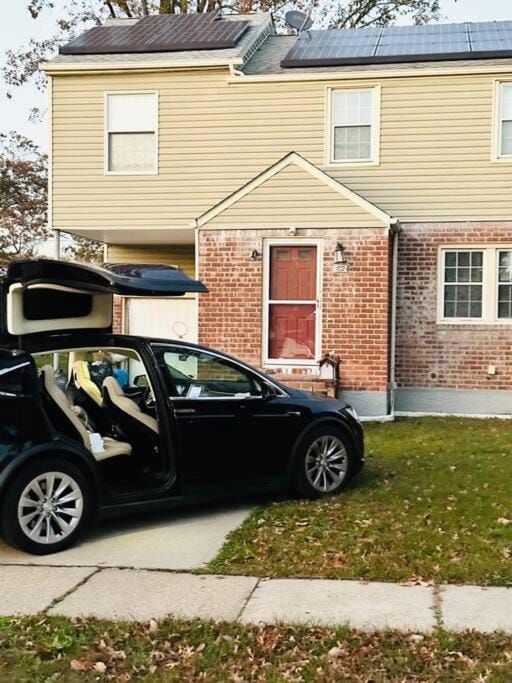 Cheerful 4-bedroom home with free parking Apartment in Elmont