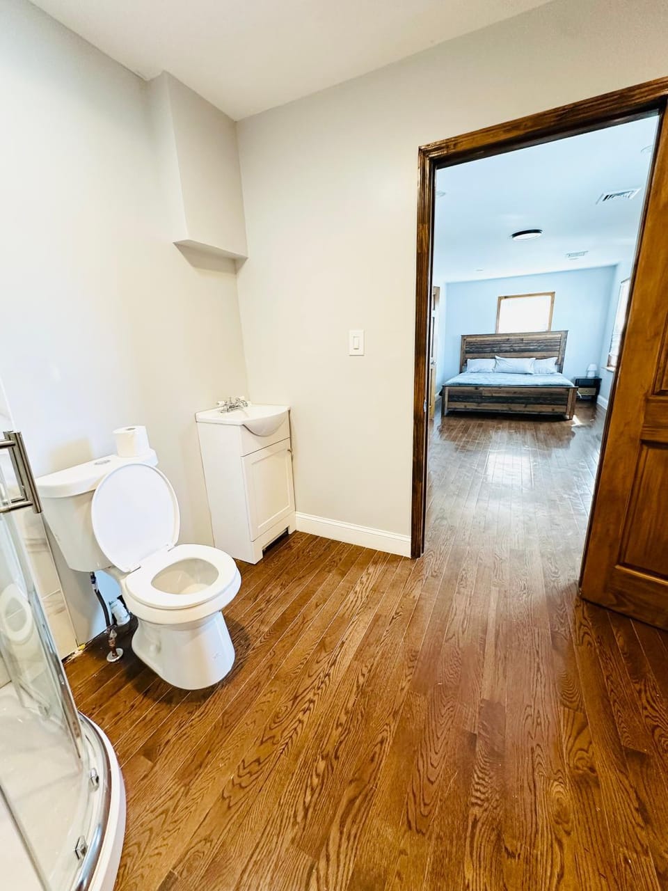Cheerful 4-bedroom home with free parking Apartment in Elmont