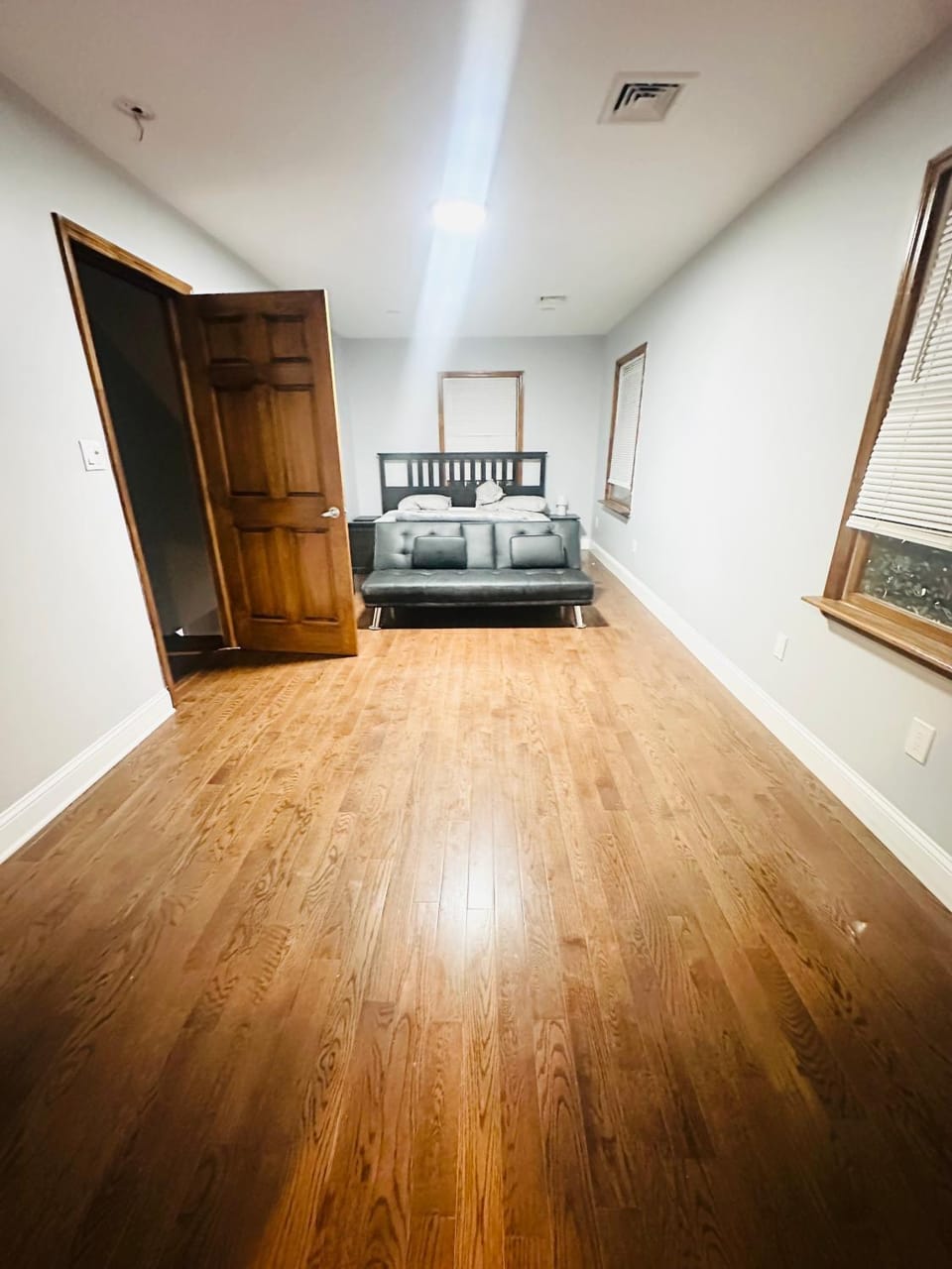 Cheerful 4-bedroom home with free parking Apartment in Elmont