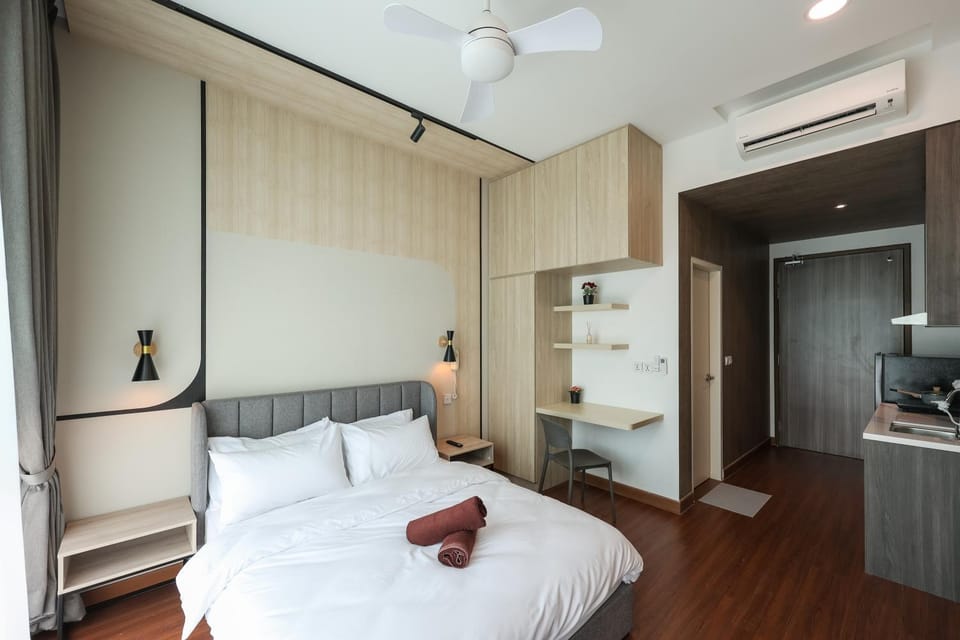 Bed, Photo of the whole room, Bedroom, fireplace, hair dresser, towels, wardrobe, air conditioner