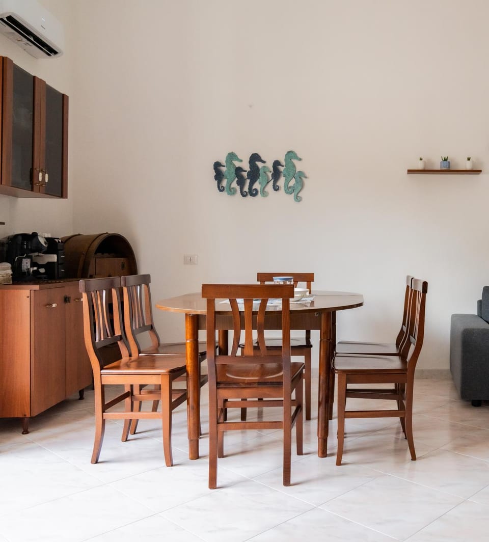 Coffee/tea facilities, Living room, Decorative detail, Dining area, air conditioner