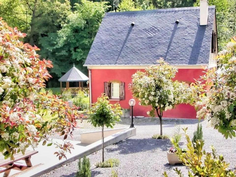 Moulin Vrindavan, Havre de paix en pleine nature à Eysus House in Nouvelle-Aquitaine
