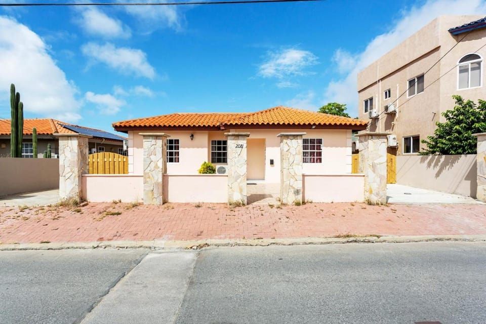 3BD Villa near Best Beaches 30ft private pool Villa in Noord