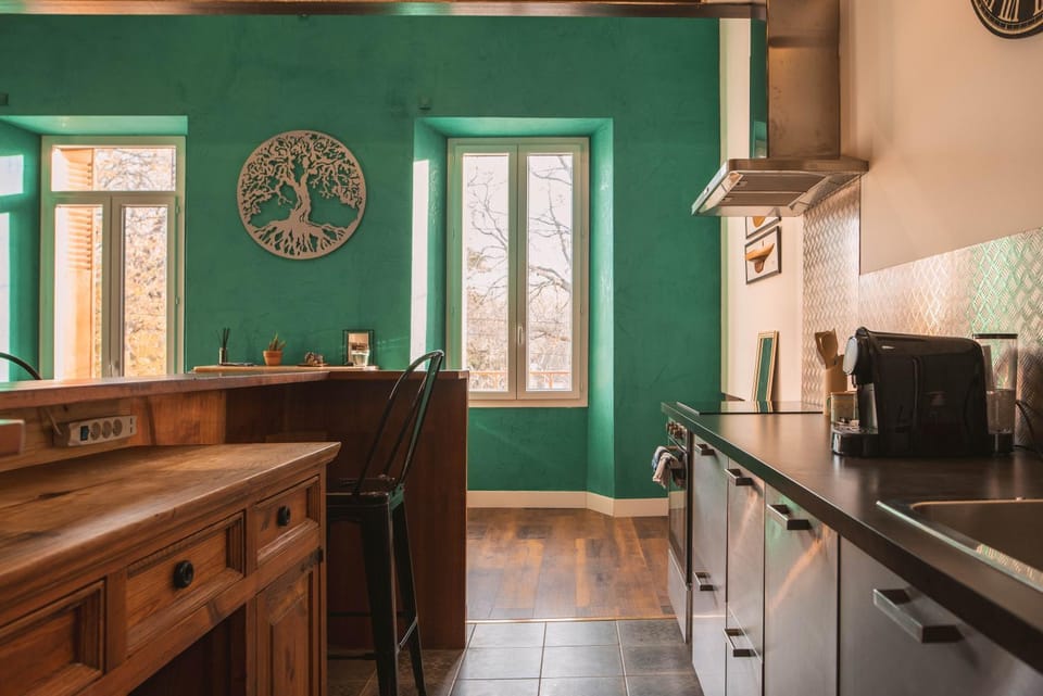 Kitchen or kitchenette, oven