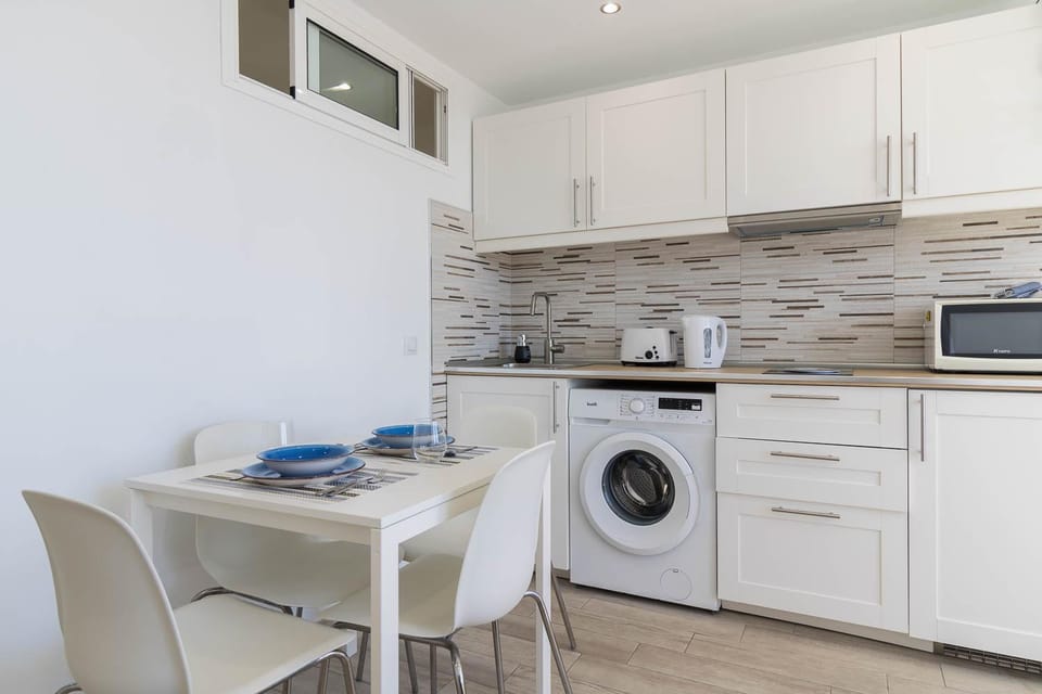 Coffee/tea facilities, Kitchen or kitchenette, Dining area, minibar, stove, toaster, washing machine