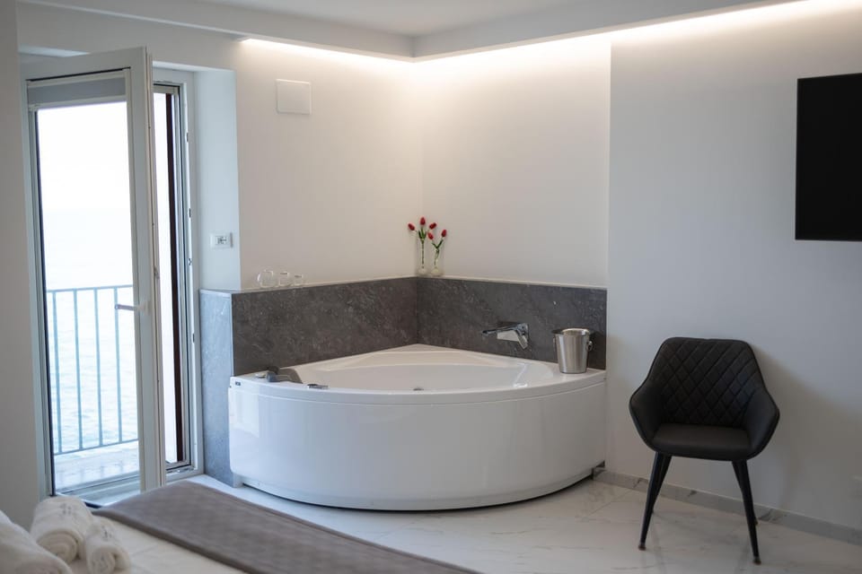 Hot Tub, Bath