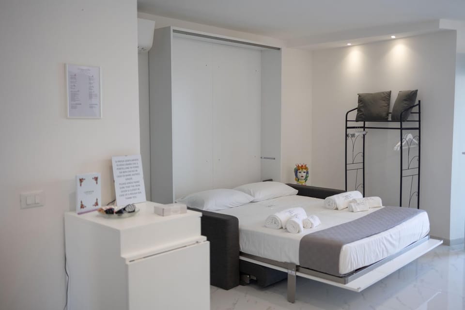 Bed, Bedroom, towels