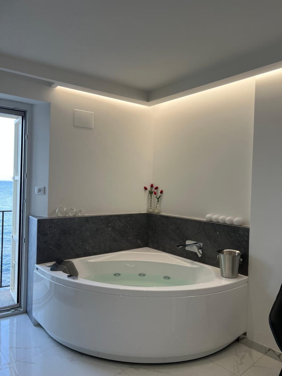 Hot Tub, Bath