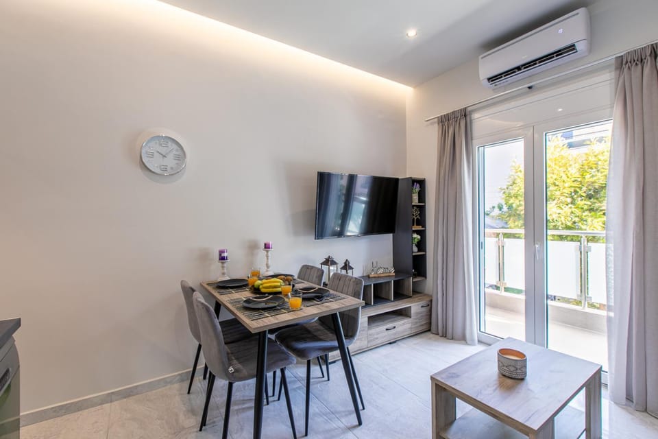 TV and multimedia, Seating area, Dining area, air conditioner
