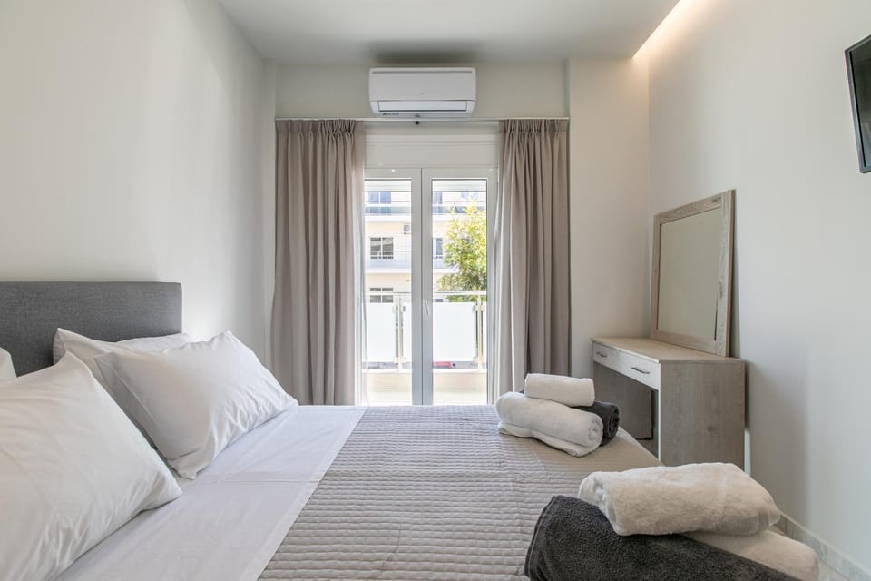 Bed, TV and multimedia, Photo of the whole room, Bedroom, towels, air conditioner