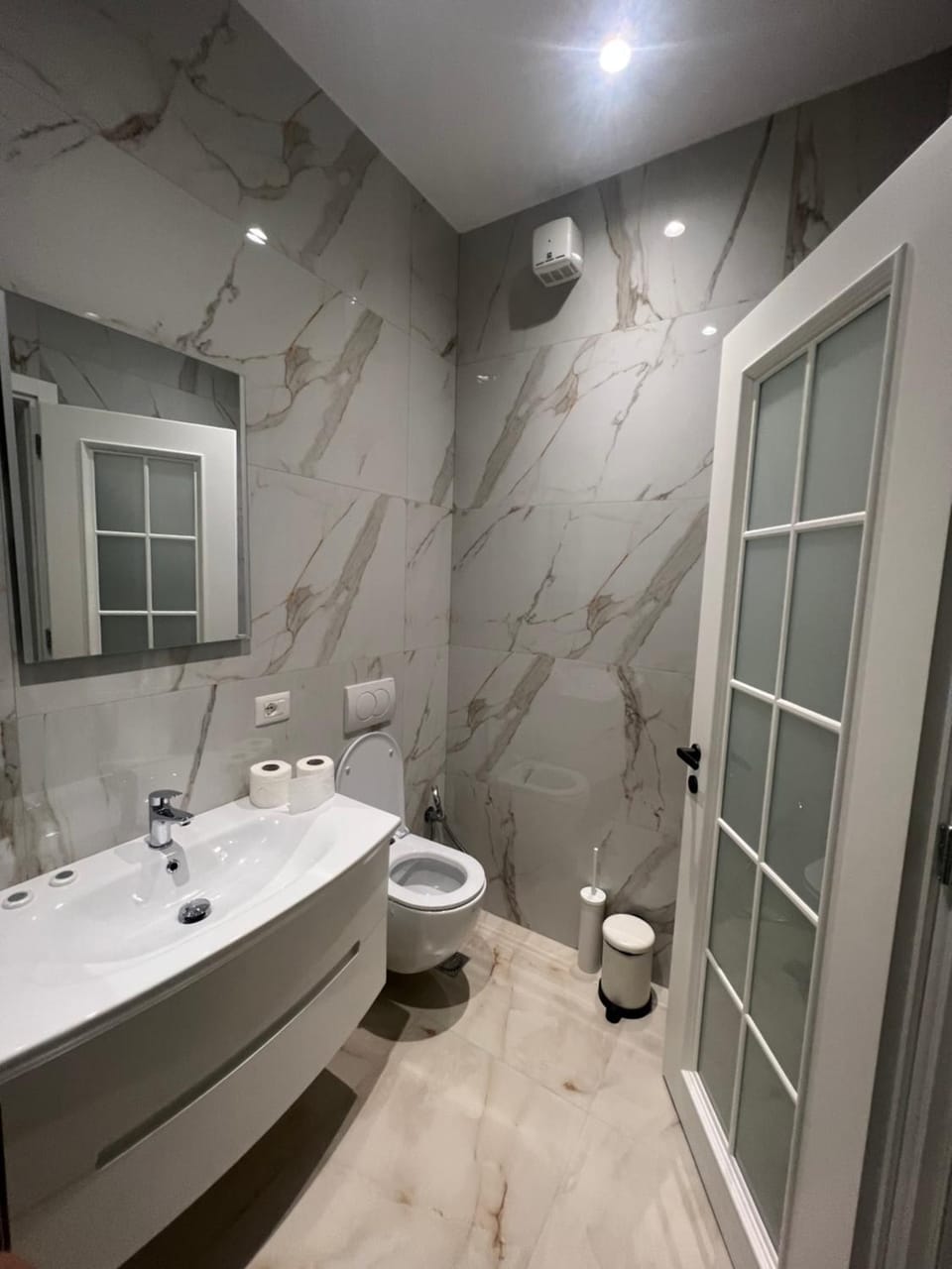 Shower, Toilet, Bathroom, Bath, bidet, towels
