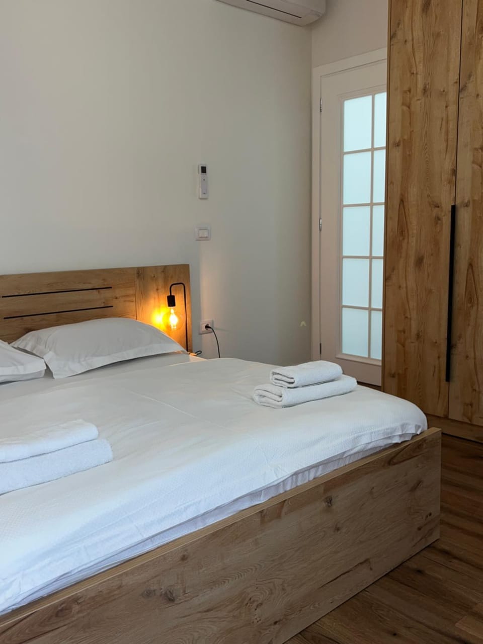 Bed, Bedroom, towels