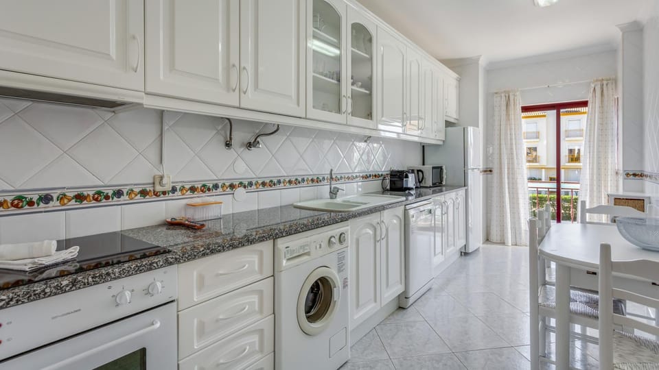 Kitchen or kitchenette, Dining area, dishwasher, minibar, pet friendly, stove, washing machine