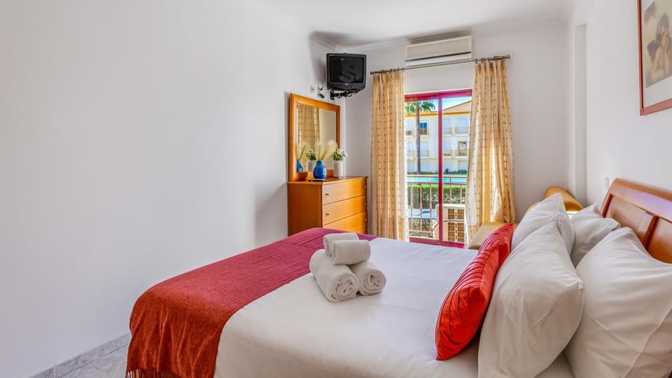 Bed, TV and multimedia, Photo of the whole room, Bedroom, towels