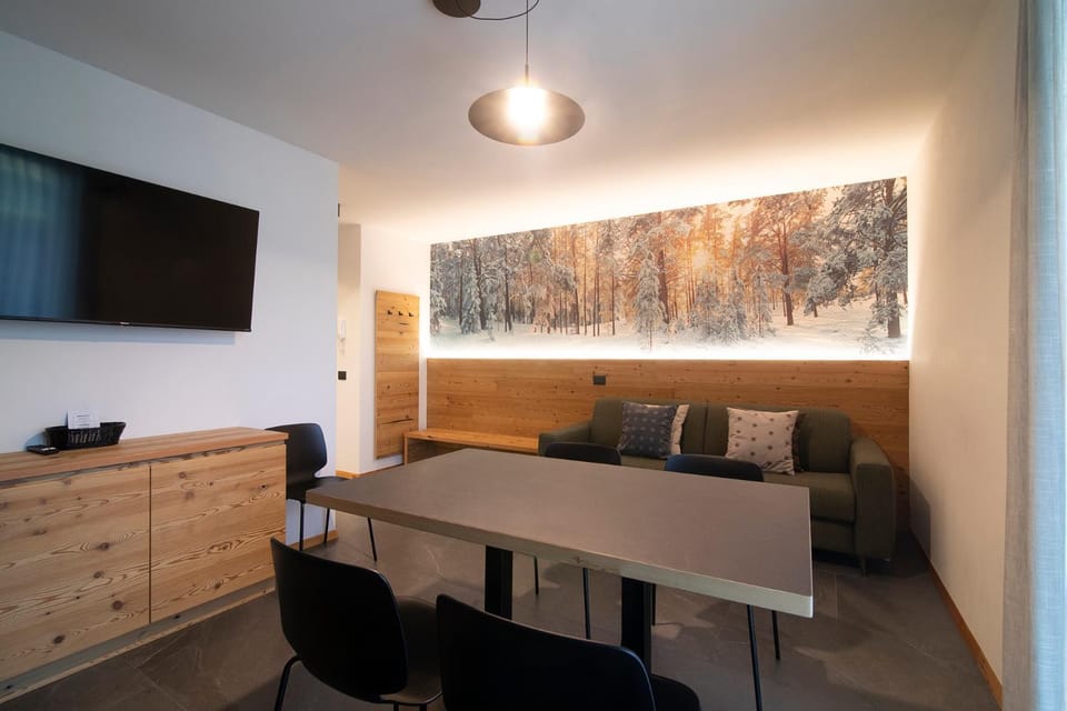 TV and multimedia, Living room, Seating area, Dining area