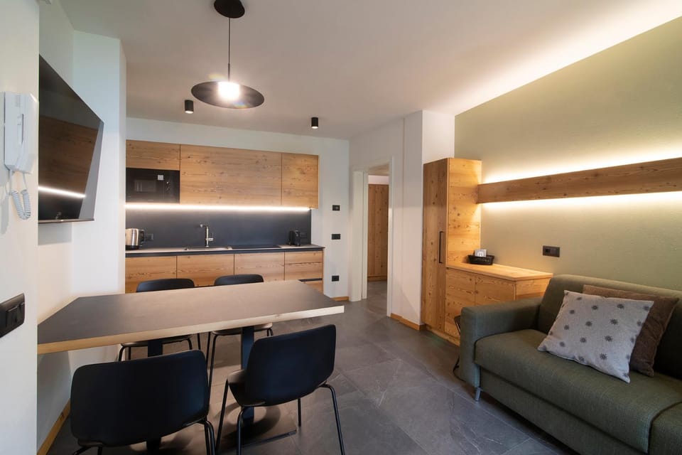 TV and multimedia, Kitchen or kitchenette, Living room, Seating area, Dining area