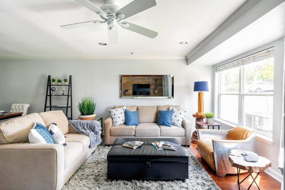 Walk To Broadway Charming Modern Historic Townhome House in Nashville