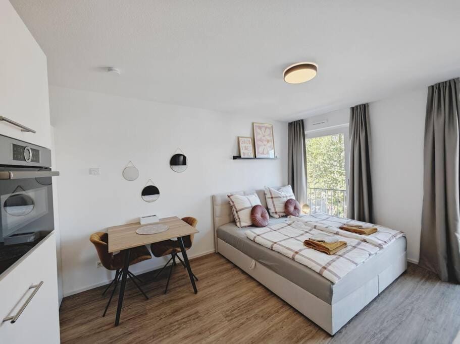 Bed, Kitchen or kitchenette, Living room, Photo of the whole room, Seating area, Dining area, Bedroom, towels