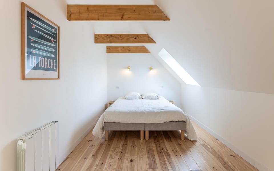 Photo of the whole room, Bedroom