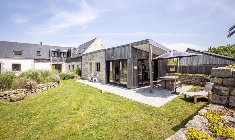 Property building, Patio, Garden, Balcony/Terrace, Garden view