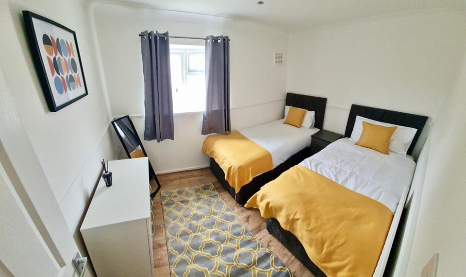 2 Bed Spacious Apartment, Sleeps 4, Free Wifi, Free Parking, Amenities Nearby, Good Transport Links Nearby, Contractors and Holidays Apartment in Harlow