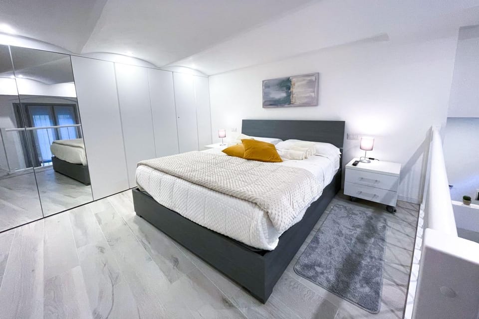 Bed, TV and multimedia, Photo of the whole room, Bedroom, towels