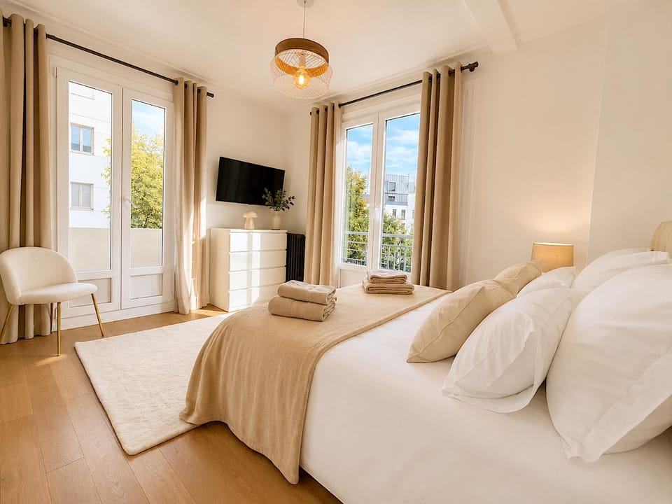 Bed, TV and multimedia, Photo of the whole room, Bedroom