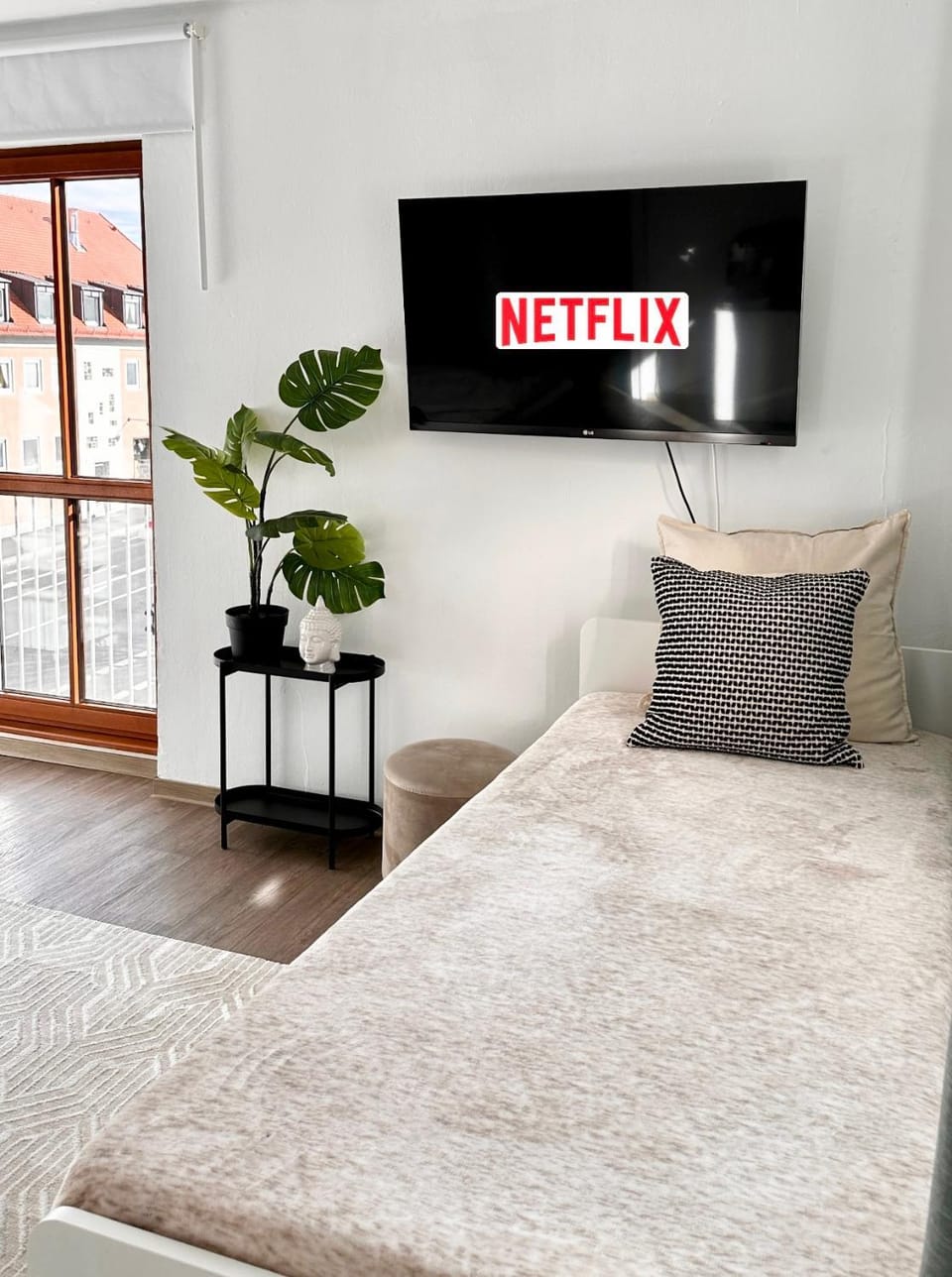 Bed, TV and multimedia, Bedroom