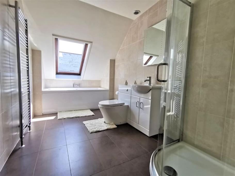 Contractor and Trade Accommodation - West Wales - Ample Parking - Sleeps up to 10 House in Clydau