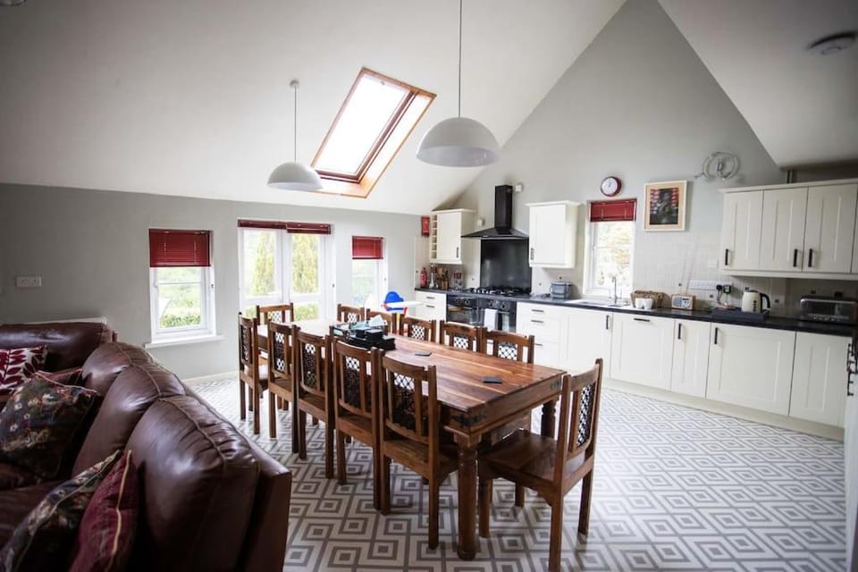 Contractor and Trade Accommodation - West Wales - Ample Parking - Sleeps up to 10 House in Clydau