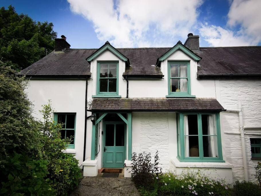 Wellstone Cottages - 14 Bedrooms - Sleeps up to 30 - Birthdays - Stag and Hen Weekends - Yoga Retreats - Corporate Events House in Clydau