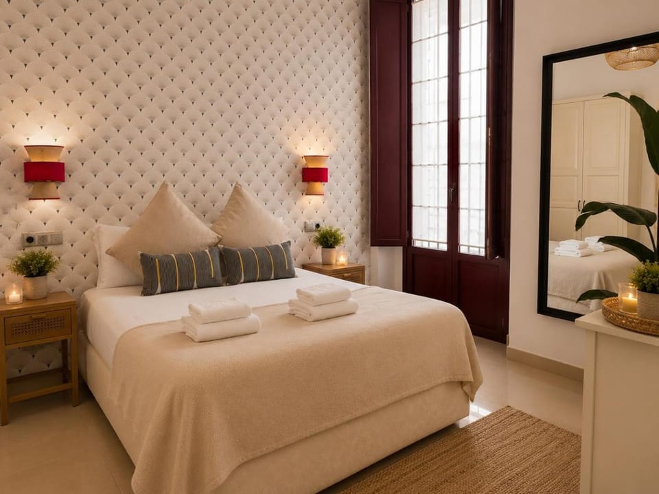 Bed, Photo of the whole room, Bedroom, towels